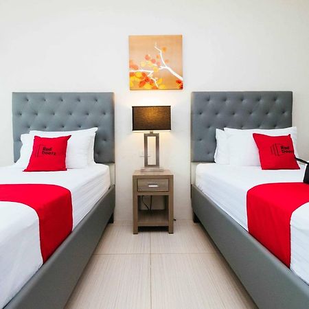 Отель Reddoorz Premium @ Sampaloc Makati Макати Экстерьер фото