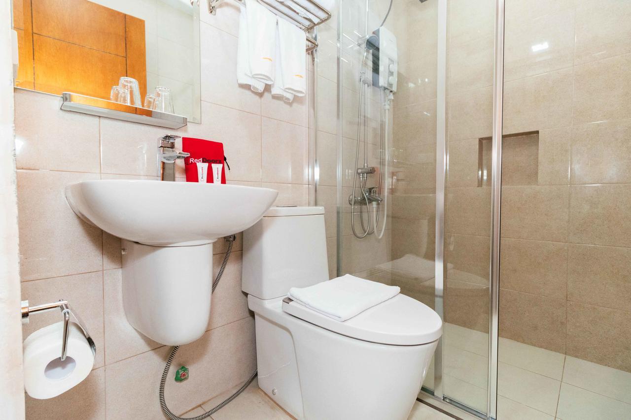 Отель Reddoorz Premium @ Sampaloc Makati Макати Экстерьер фото