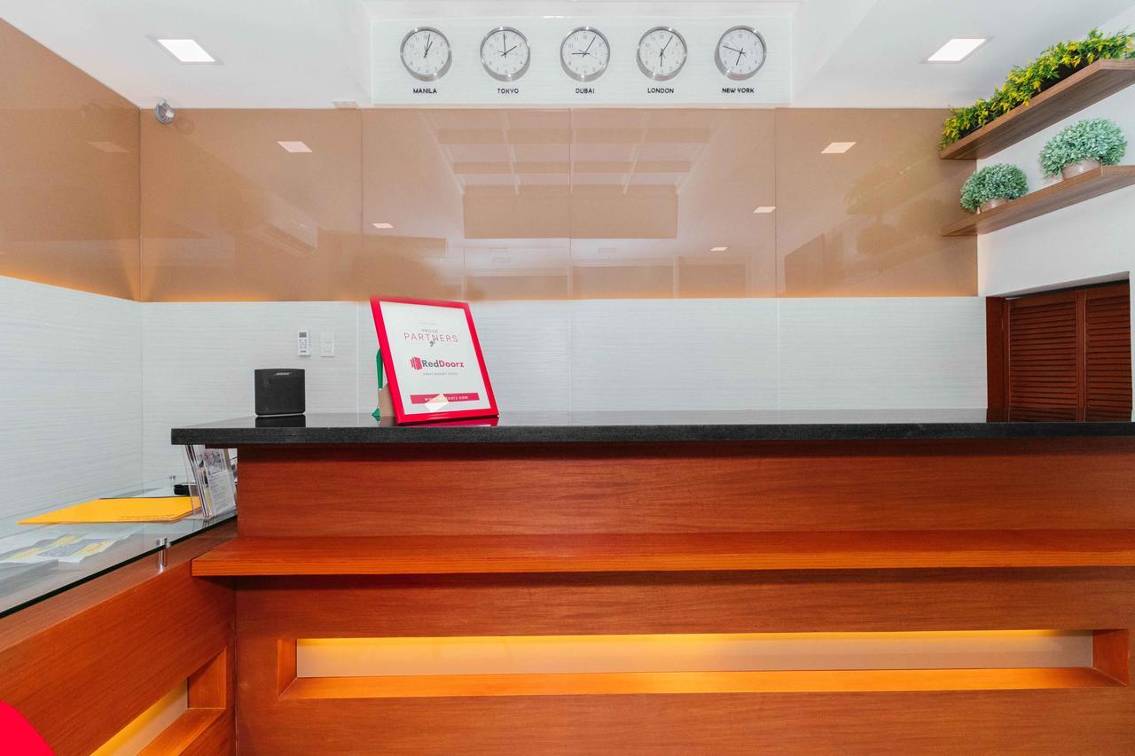 Отель Reddoorz Premium @ Sampaloc Makati Макати Экстерьер фото