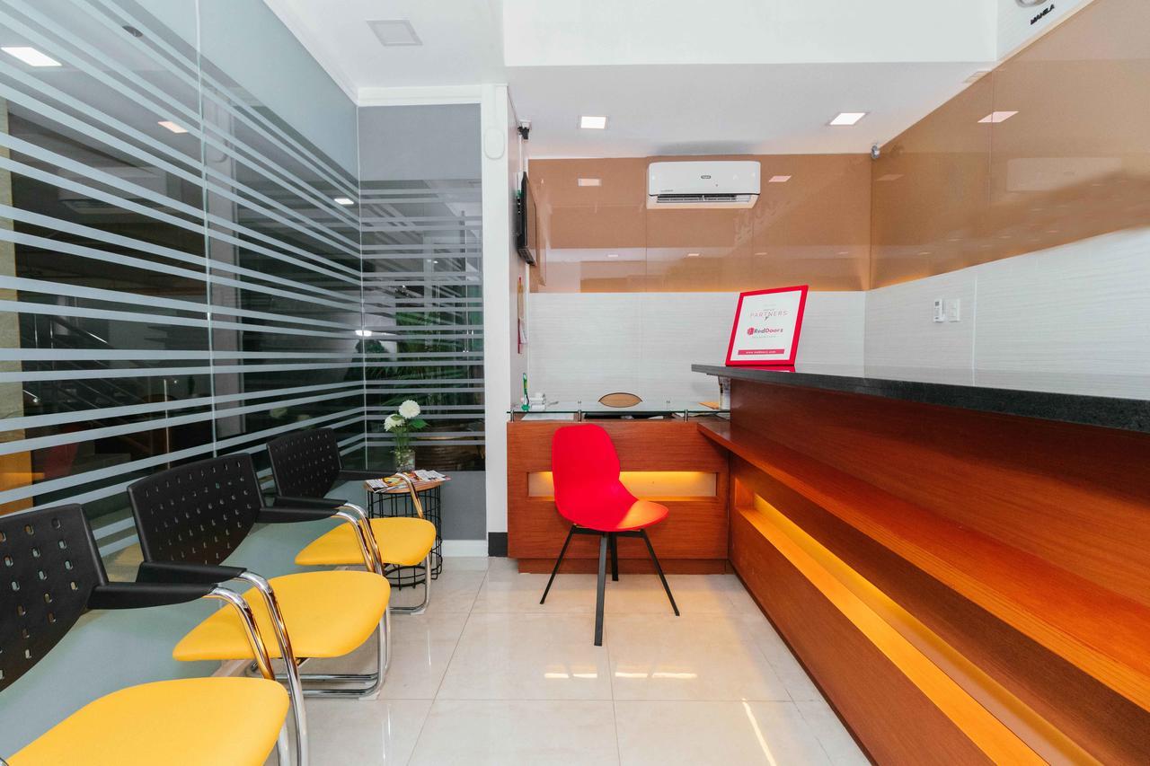 Отель Reddoorz Premium @ Sampaloc Makati Макати Экстерьер фото