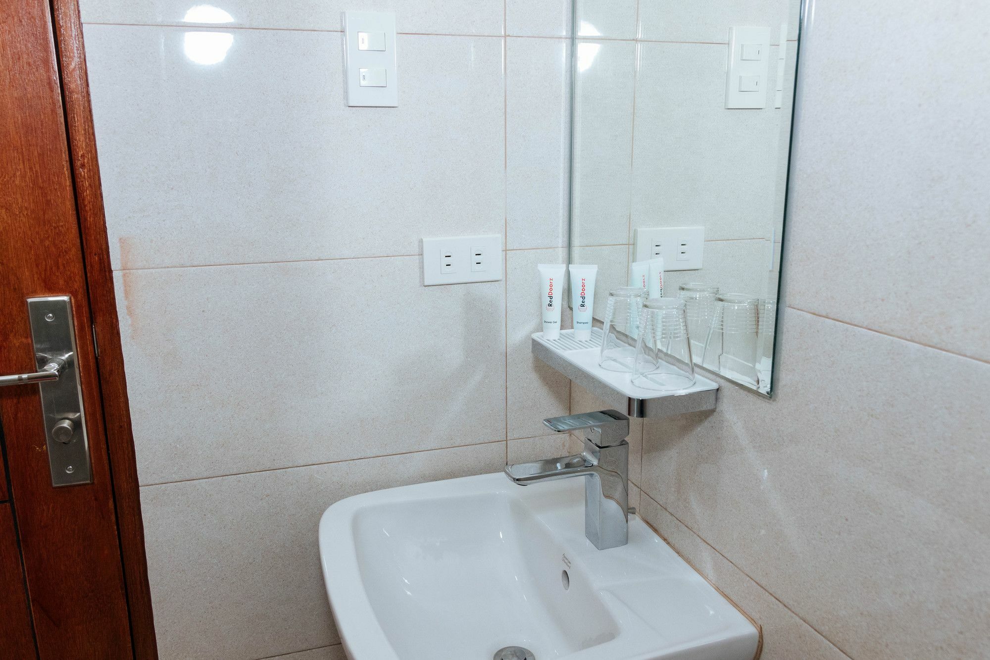 Отель Reddoorz Premium @ Sampaloc Makati Макати Экстерьер фото