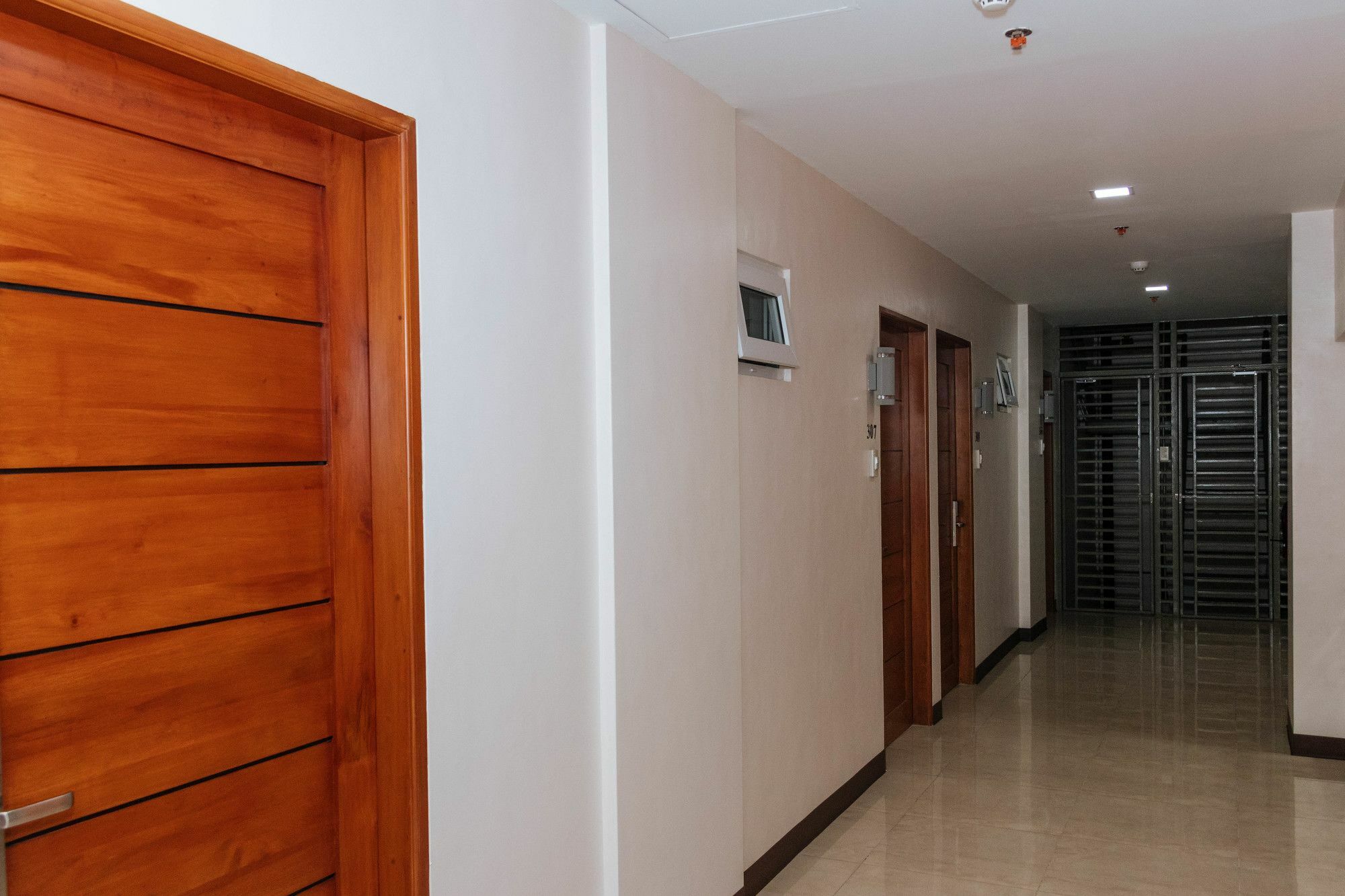 Отель Reddoorz Premium @ Sampaloc Makati Макати Экстерьер фото