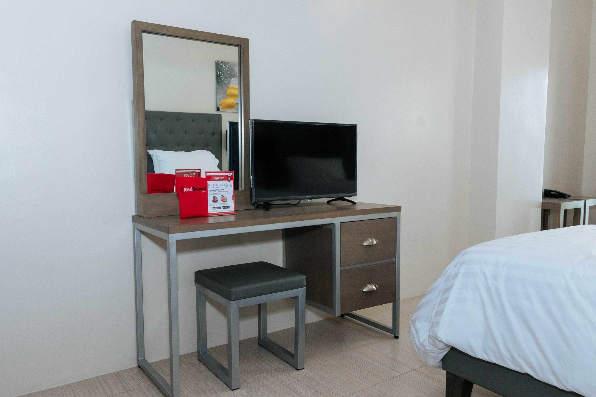Отель Reddoorz Premium @ Sampaloc Makati Макати Экстерьер фото
