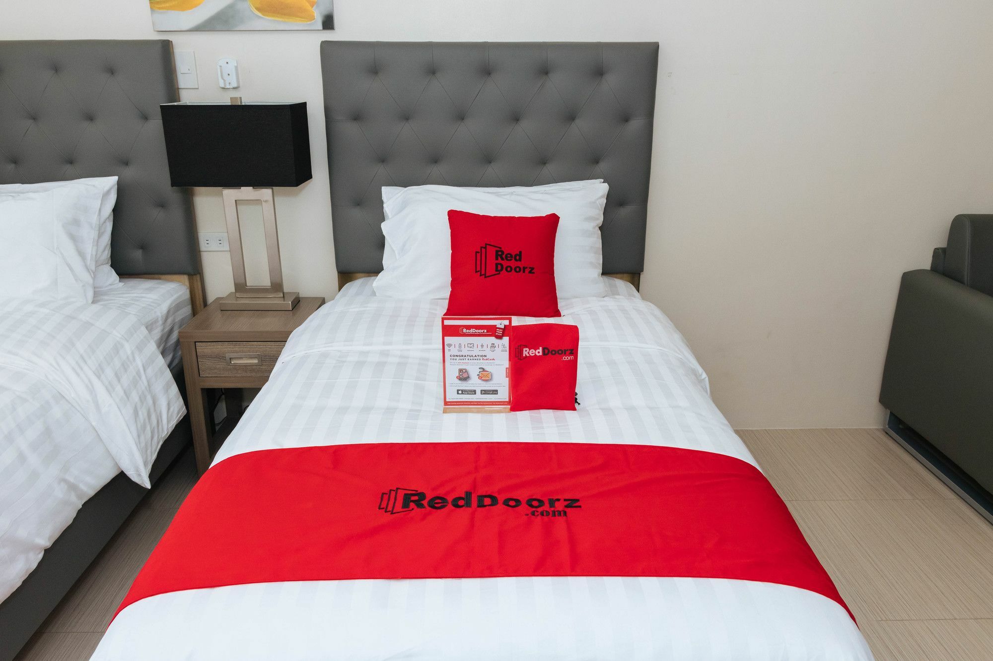 Отель Reddoorz Premium @ Sampaloc Makati Макати Экстерьер фото