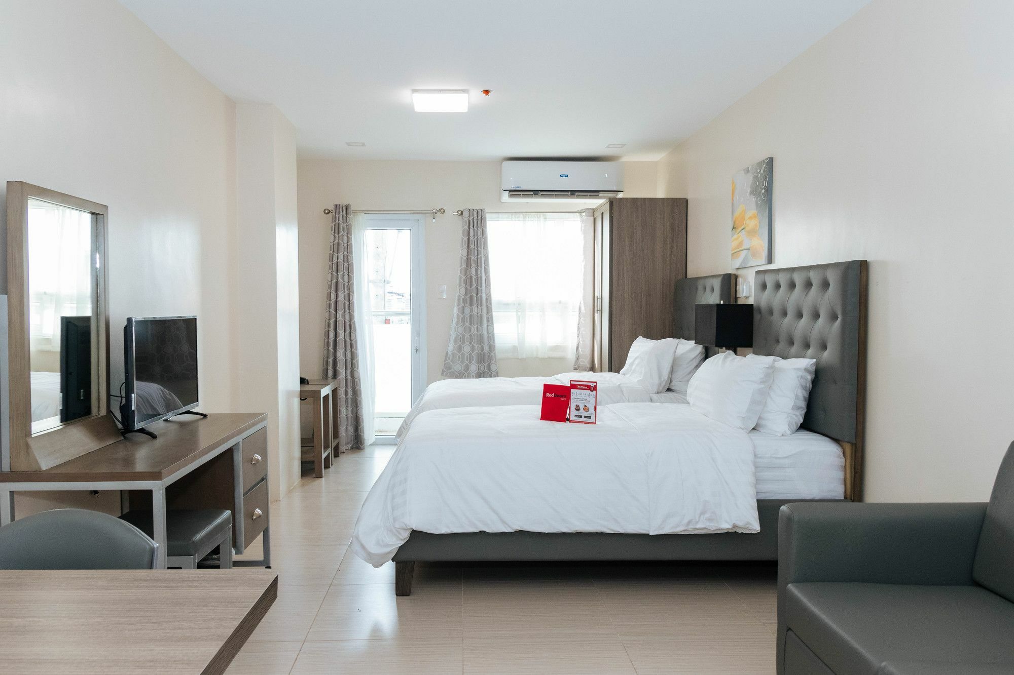 Отель Reddoorz Premium @ Sampaloc Makati Макати Экстерьер фото