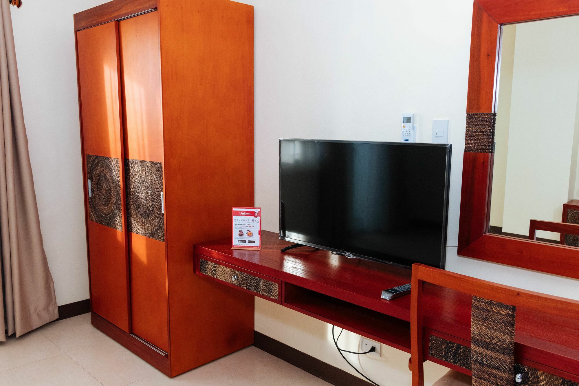 Отель Reddoorz Premium @ Sampaloc Makati Макати Экстерьер фото