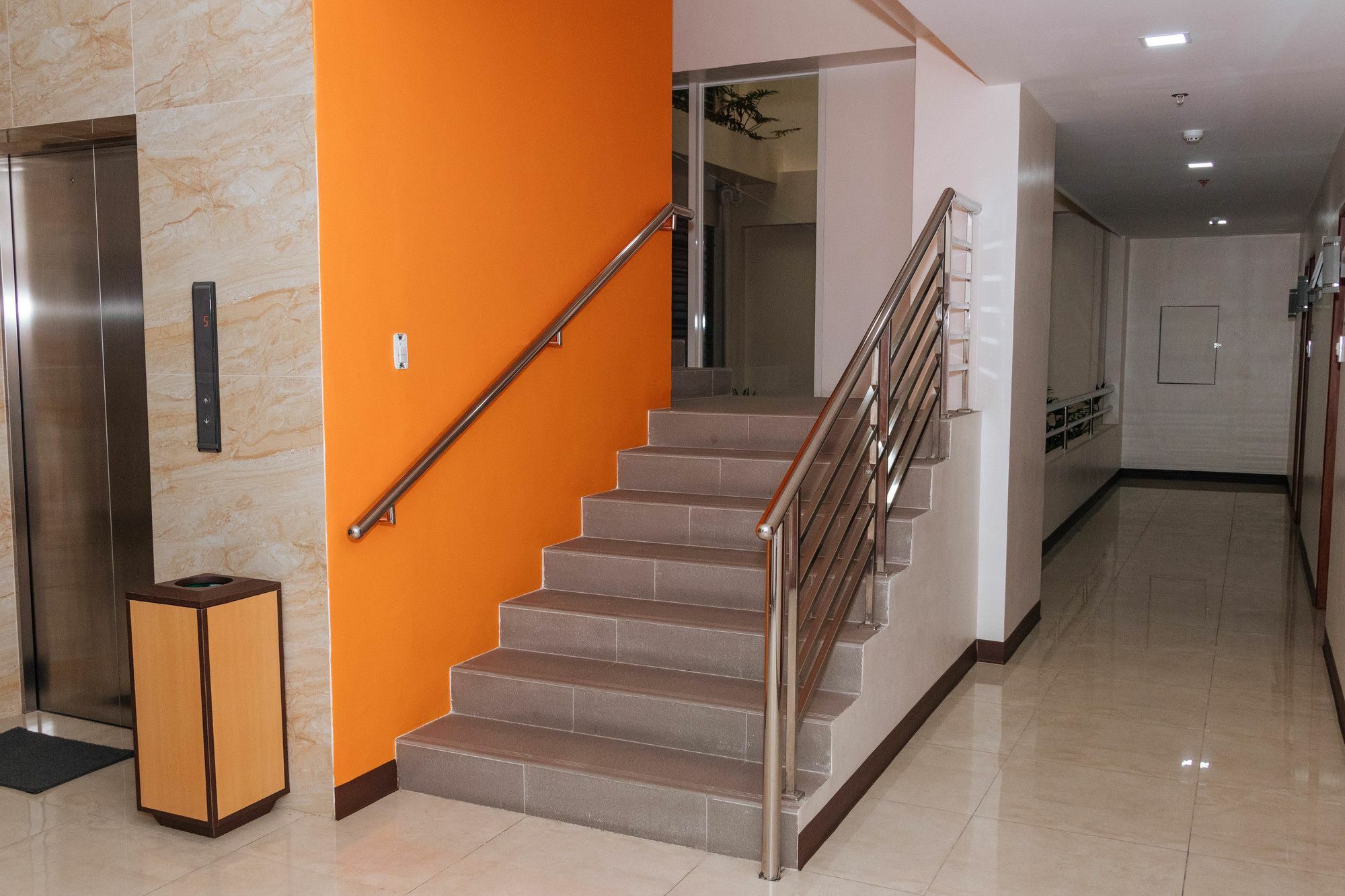 Отель Reddoorz Premium @ Sampaloc Makati Макати Экстерьер фото