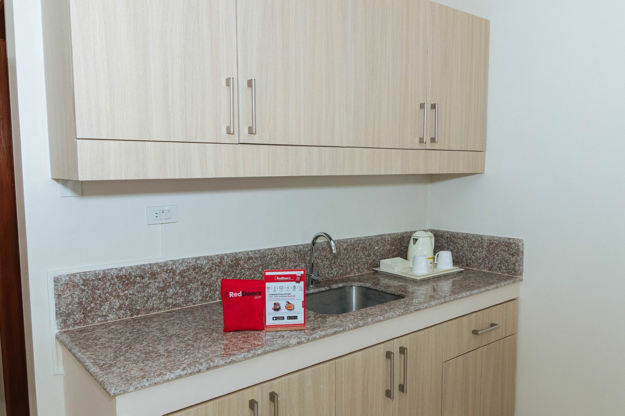 Отель Reddoorz Premium @ Sampaloc Makati Макати Экстерьер фото